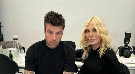 versace fedez ceo|Fedez a sorpresa: “Sono il nuovo Ceo di Versace”. Ma in realtà.